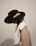 Sombrero de fieltro con pluma negra